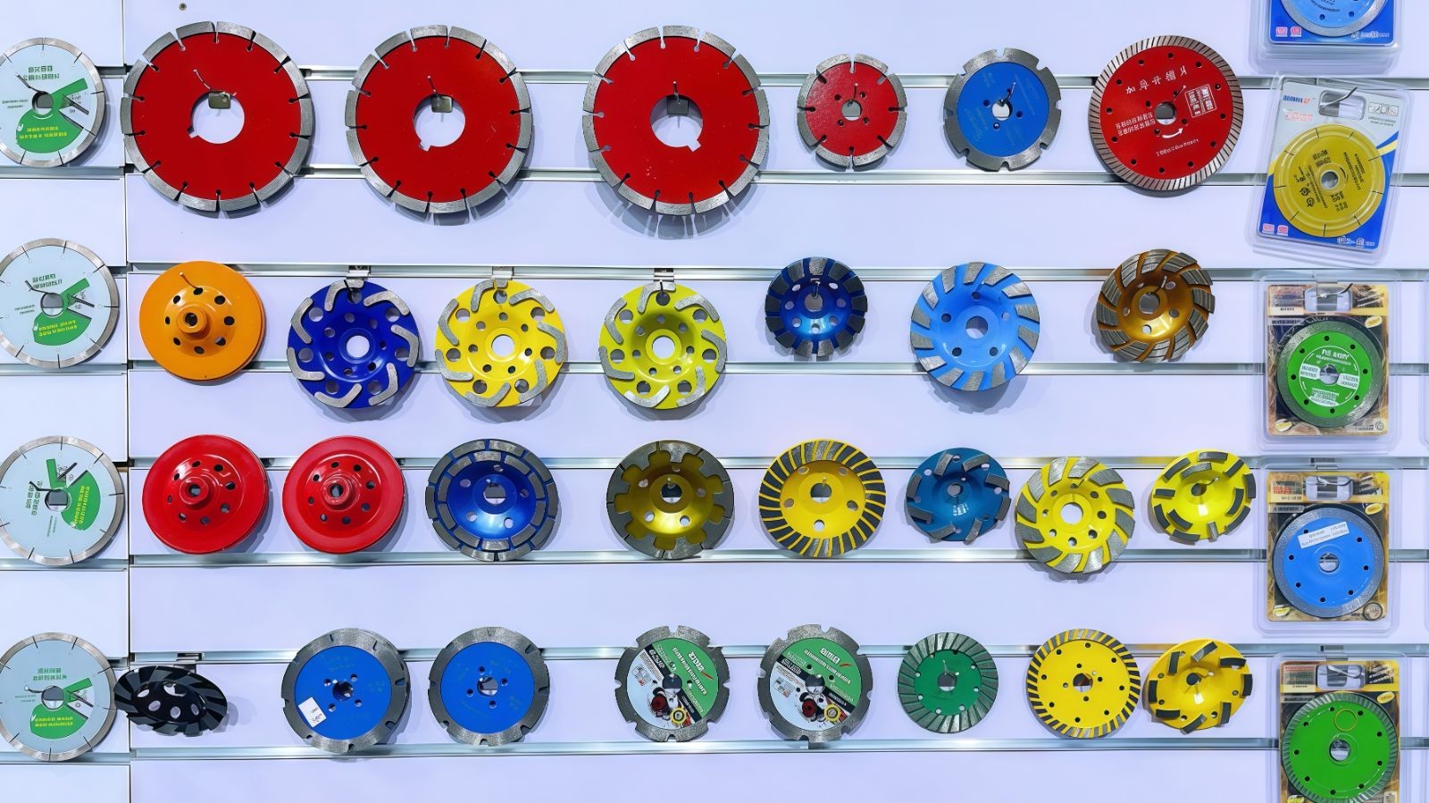 COTV全球直播-江苏舒工工具有限公司专业研发生产“苏功”、“锯片王老五”、“鑫烈马”、“DENACET”等50多个品牌系列的磨料、磨具及各种切割片等产品,欢迎大家光临! COTV全球直播-江苏舒工工具有限公司专业研发生产“苏功”、“锯片王老五”、“鑫烈马”、“DENACET”等50多个品牌系列的磨料、磨具及各种切割片等产品,欢迎大家光临!