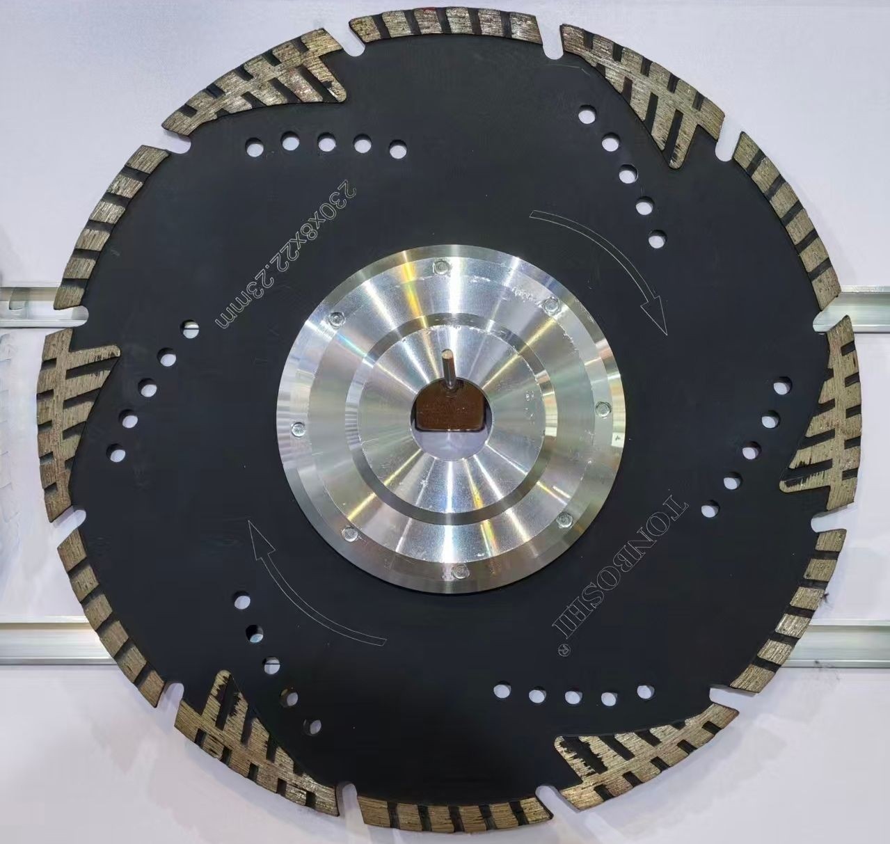 COTV全球直播-江苏舒工工具有限公司专业研发生产“苏功”、“锯片王老五”、“鑫烈马”、“DENACET”等50多个品牌系列的磨料、磨具及各种切割片等产品,欢迎大家光临! COTV全球直播-江苏舒工工具有限公司专业研发生产“苏功”、“锯片王老五”、“鑫烈马”、“DENACET”等50多个品牌系列的磨料、磨具及各种切割片等产品,欢迎大家光临!