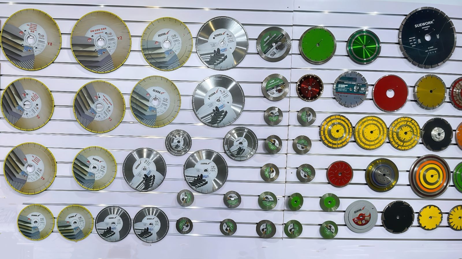 COTV全球直播-江苏舒工工具有限公司专业研发生产“苏功”、“锯片王老五”、“鑫烈马”、“DENACET”等50多个品牌系列的磨料、磨具及各种切割片等产品,欢迎大家光临! COTV全球直播-江苏舒工工具有限公司专业研发生产“苏功”、“锯片王老五”、“鑫烈马”、“DENACET”等50多个品牌系列的磨料、磨具及各种切割片等产品,欢迎大家光临!