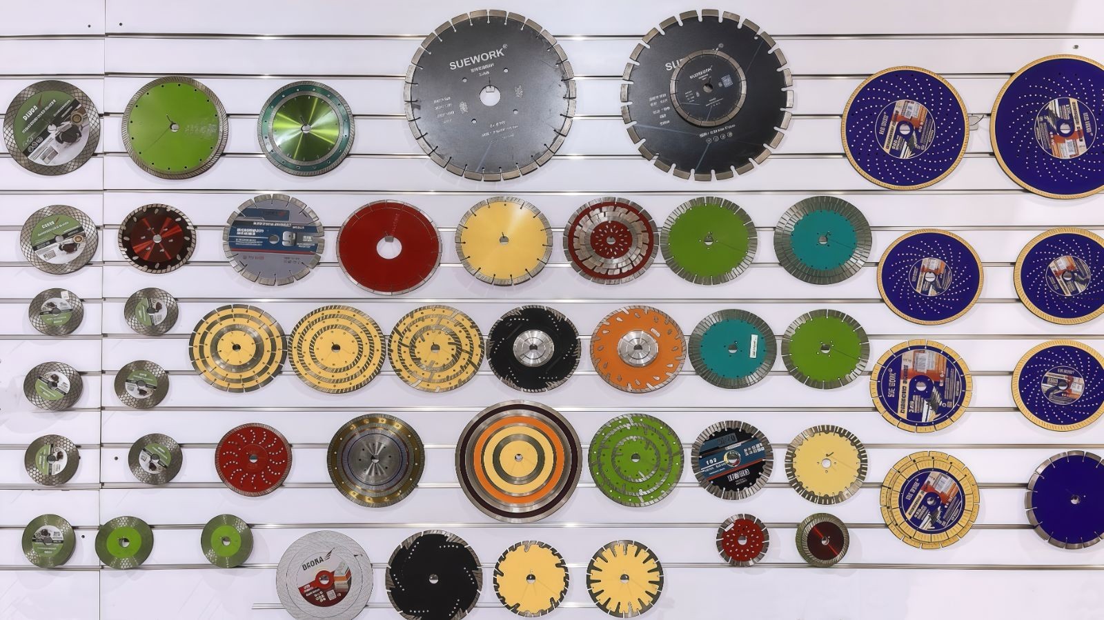 COTV全球直播-江苏舒工工具有限公司专业研发生产“苏功”、“锯片王老五”、“鑫烈马”、“DENACET”等50多个品牌系列的磨料、磨具及各种切割片等产品,欢迎大家光临! COTV全球直播-江苏舒工工具有限公司专业研发生产“苏功”、“锯片王老五”、“鑫烈马”、“DENACET”等50多个品牌系列的磨料、磨具及各种切割片等产品,欢迎大家光临!