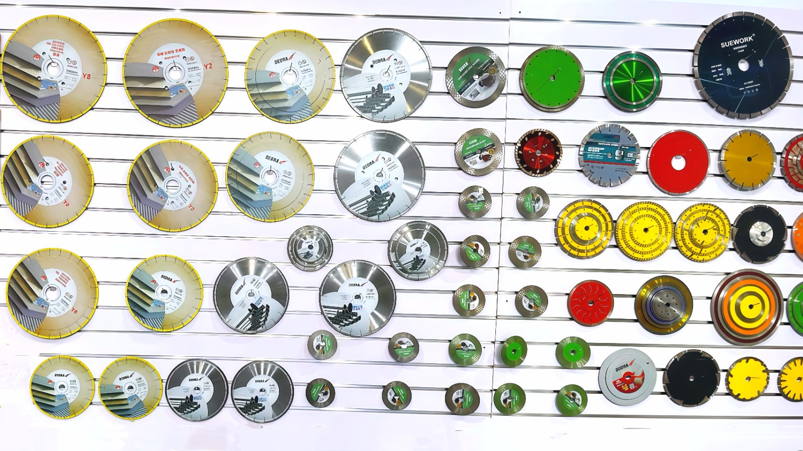 COTV全球直播-江苏舒工工具有限公司专业研发生产“苏功”、“锯片王老五”、“鑫烈马”、“DENACET”等50多个品牌系列的磨料、磨具及各种切割片等产品,欢迎大家光临! COTV全球直播-江苏舒工工具有限公司专业研发生产“苏功”、“锯片王老五”、“鑫烈马”、“DENACET”等50多个品牌系列的磨料、磨具及各种切割片等产品,欢迎大家光临!