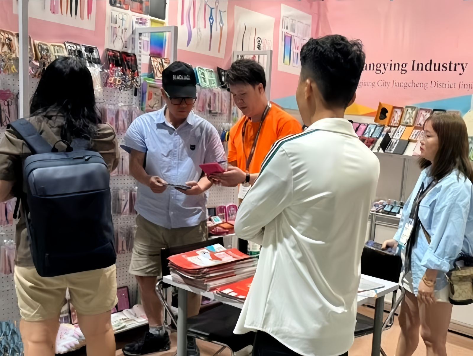 COTV全球直播-阳江市昌颖工贸有限公司专业研发生产:化妆用眉夹、粉刺针、修甲美容套装等各种五金、不锈钢及塑料工具制品等美容化妆品工具,欢迎大家光临! COTV全球直播-阳江市昌颖工贸有限公司专业研发生产:化妆用眉夹、粉刺针、修甲美容套装等各种五金、不锈钢及塑料工具制品等美容化妆品工具,欢迎大家光临!