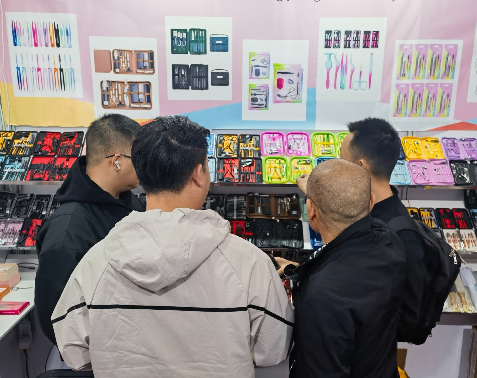 COTV全球直播-阳江市昌颖工贸有限公司专业研发生产:化妆用眉夹、粉刺针、修甲美容套装等各种五金、不锈钢及塑料工具制品等美容化妆品工具,欢迎大家光临! COTV全球直播-阳江市昌颖工贸有限公司专业研发生产:化妆用眉夹、粉刺针、修甲美容套装等各种五金、不锈钢及塑料工具制品等美容化妆品工具,欢迎大家光临!