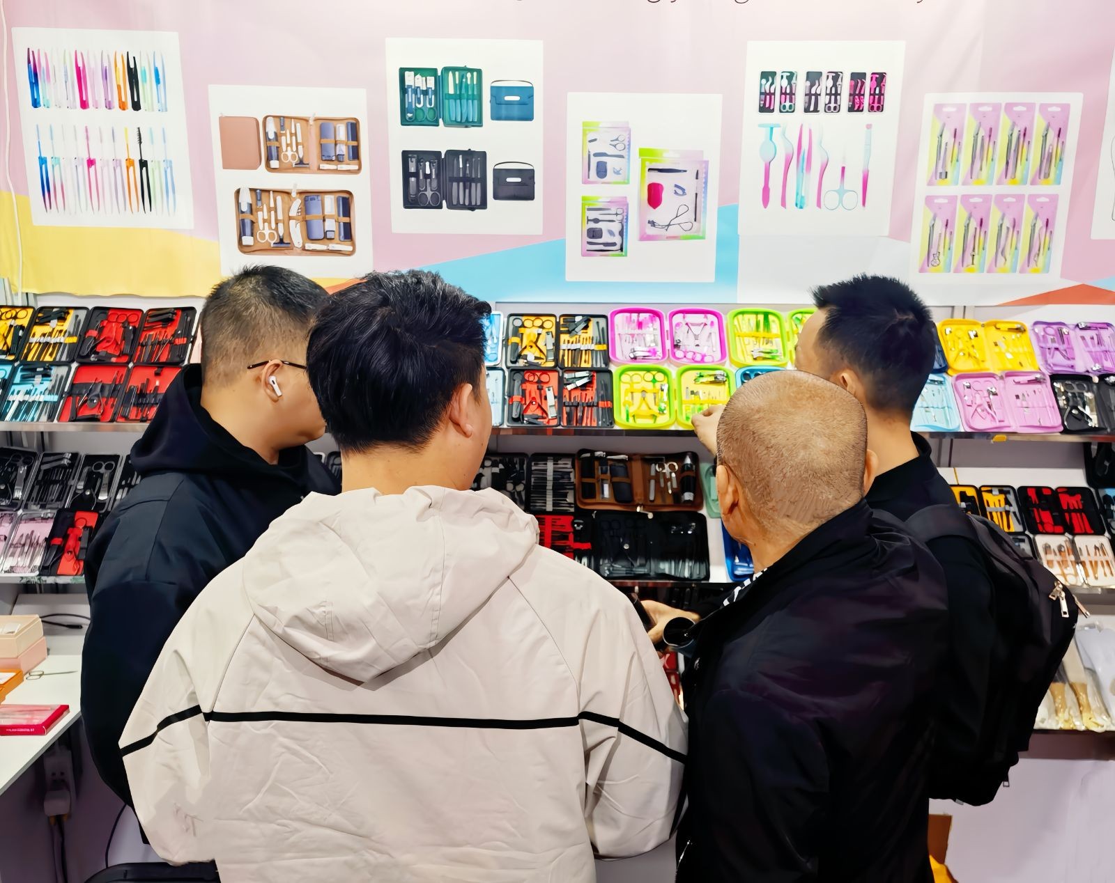 COTV全球直播-阳江市昌颖工贸有限公司专业研发生产:化妆用眉夹、粉刺针、修甲美容套装等各种五金、不锈钢及塑料工具制品等美容化妆品工具,欢迎大家光临! COTV全球直播-阳江市昌颖工贸有限公司专业研发生产:化妆用眉夹、粉刺针、修甲美容套装等各种五金、不锈钢及塑料工具制品等美容化妆品工具,欢迎大家光临!