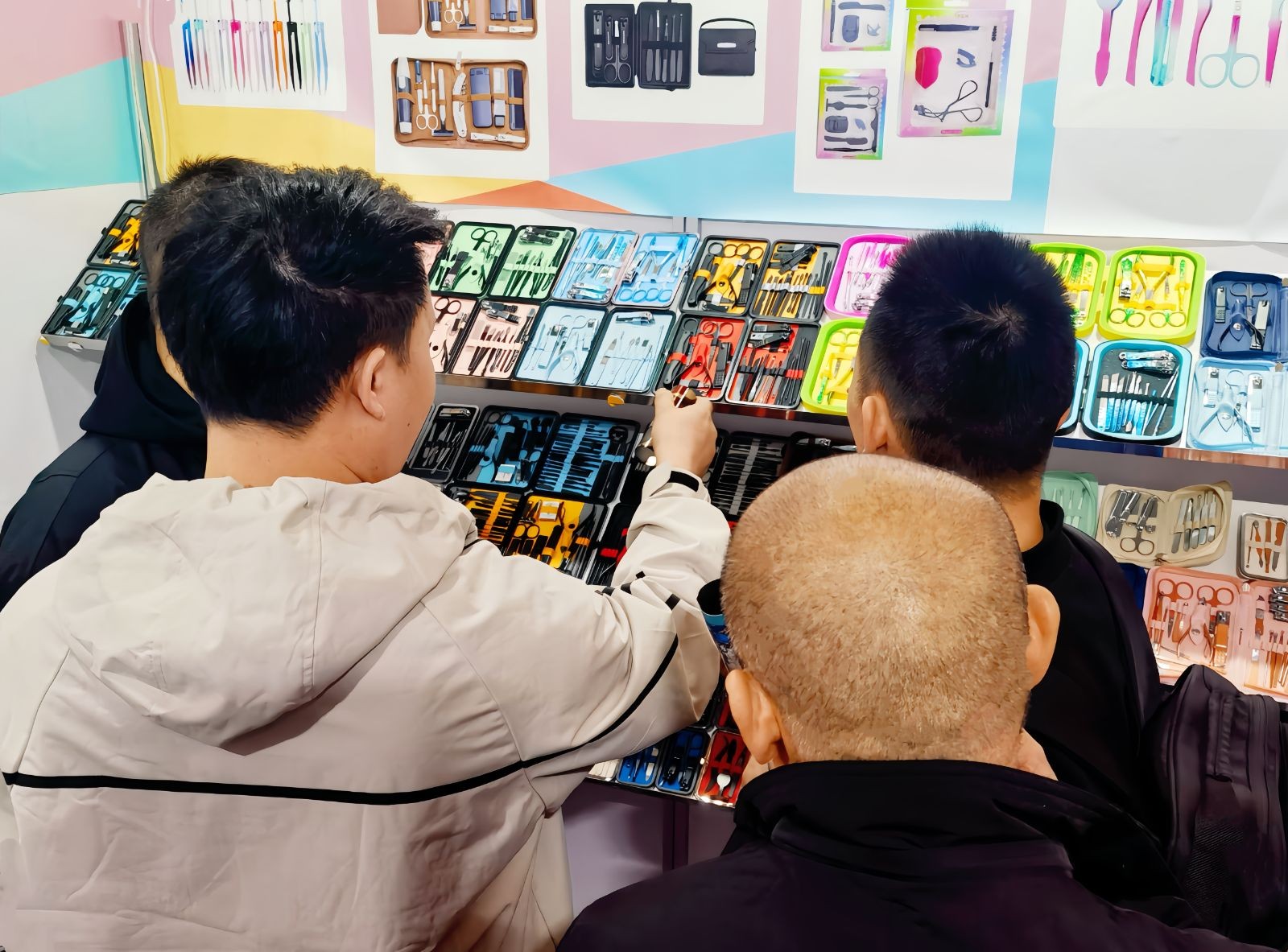 COTV全球直播-阳江市昌颖工贸有限公司专业研发生产:化妆用眉夹、粉刺针、修甲美容套装等各种五金、不锈钢及塑料工具制品等美容化妆品工具,欢迎大家光临! COTV全球直播-阳江市昌颖工贸有限公司专业研发生产:化妆用眉夹、粉刺针、修甲美容套装等各种五金、不锈钢及塑料工具制品等美容化妆品工具,欢迎大家光临!