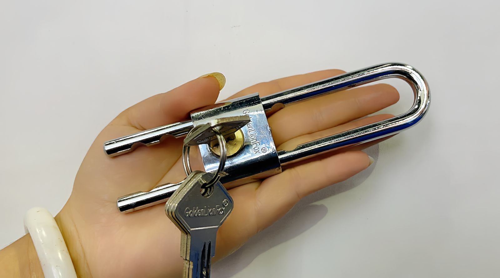 COTV全球直播-浦江广域锁业有限公司十八年来专业生产:各种不锈钢锁、伸缩锁、各种智能挂锁等安全锁具产品; 公司拥有自己研发团队,时常有新品上市,价格合理,欢迎大家光临! COTV全球直播-浦江广域锁业有限公司十八年来专业生产:各种不锈钢锁、伸缩锁、各种智能挂锁等安全锁具产品; 公司拥有自己研发团队,时常有新品上市,价格合理,欢迎大家光临!