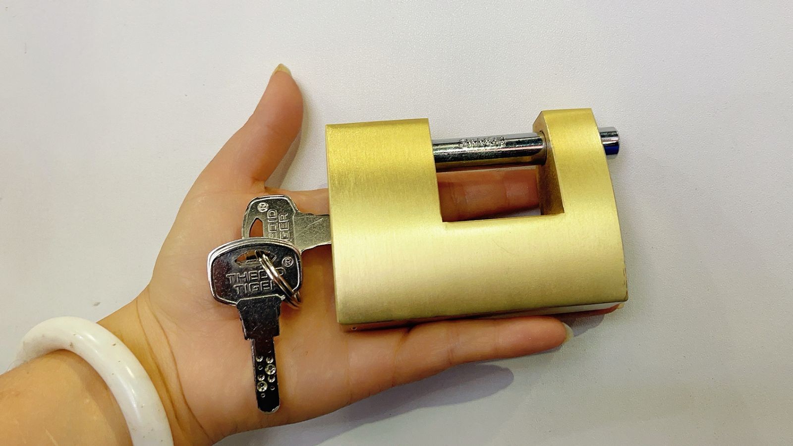 COTV全球直播-浦江广域锁业有限公司十八年来专业生产:各种不锈钢锁、伸缩锁、各种智能挂锁等安全锁具产品; 公司拥有自己研发团队,时常有新品上市,价格合理,欢迎大家光临! COTV全球直播-浦江广域锁业有限公司十八年来专业生产:各种不锈钢锁、伸缩锁、各种智能挂锁等安全锁具产品; 公司拥有自己研发团队,时常有新品上市,价格合理,欢迎大家光临!