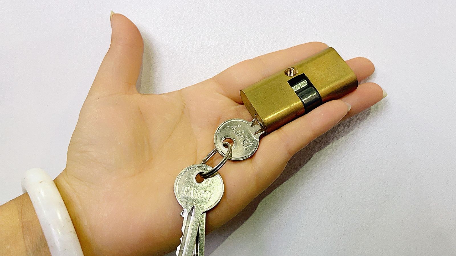 COTV全球直播-浦江广域锁业有限公司十八年来专业生产:各种不锈钢锁、伸缩锁、各种智能挂锁等安全锁具产品; 公司拥有自己研发团队,时常有新品上市,价格合理,欢迎大家光临! COTV全球直播-浦江广域锁业有限公司十八年来专业生产:各种不锈钢锁、伸缩锁、各种智能挂锁等安全锁具产品; 公司拥有自己研发团队,时常有新品上市,价格合理,欢迎大家光临!