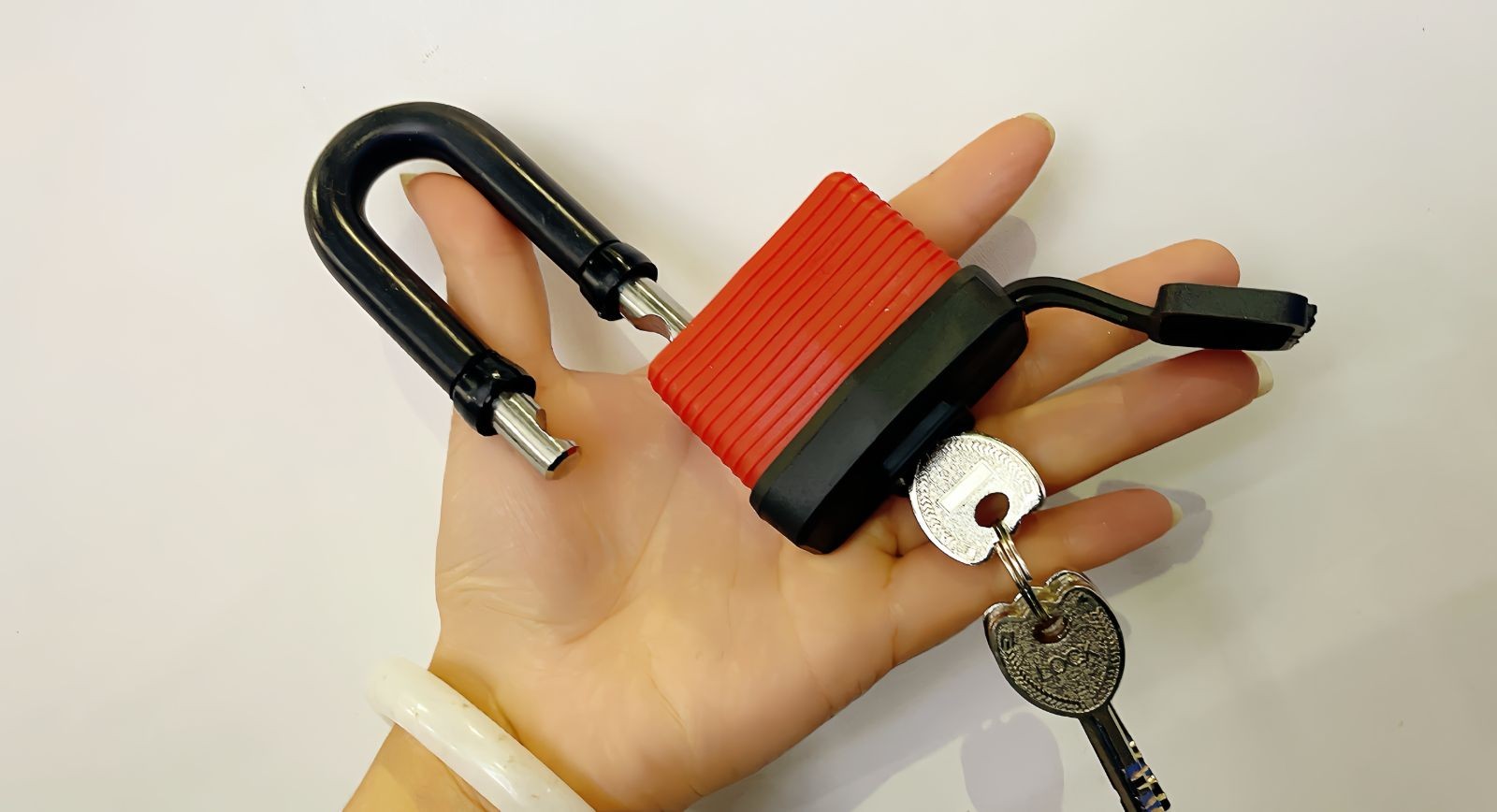 COTV全球直播-浦江广域锁业有限公司十八年来专业生产:各种不锈钢锁、伸缩锁、各种智能挂锁等安全锁具产品; 公司拥有自己研发团队,时常有新品上市,价格合理,欢迎大家光临! COTV全球直播-浦江广域锁业有限公司十八年来专业生产:各种不锈钢锁、伸缩锁、各种智能挂锁等安全锁具产品; 公司拥有自己研发团队,时常有新品上市,价格合理,欢迎大家光临!