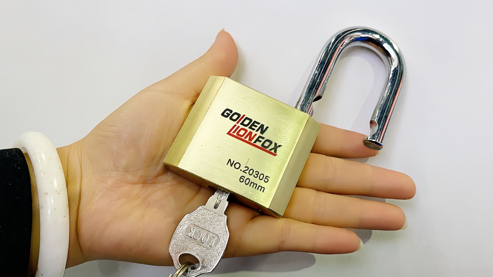 COTV全球直播-浦江广域锁业有限公司十八年来专业生产:各种不锈钢锁、伸缩锁、各种智能挂锁等安全锁具产品; 公司拥有自己研发团队,时常有新品上市,价格合理,欢迎大家光临! COTV全球直播-浦江广域锁业有限公司十八年来专业生产:各种不锈钢锁、伸缩锁、各种智能挂锁等安全锁具产品; 公司拥有自己研发团队,时常有新品上市,价格合理,欢迎大家光临!