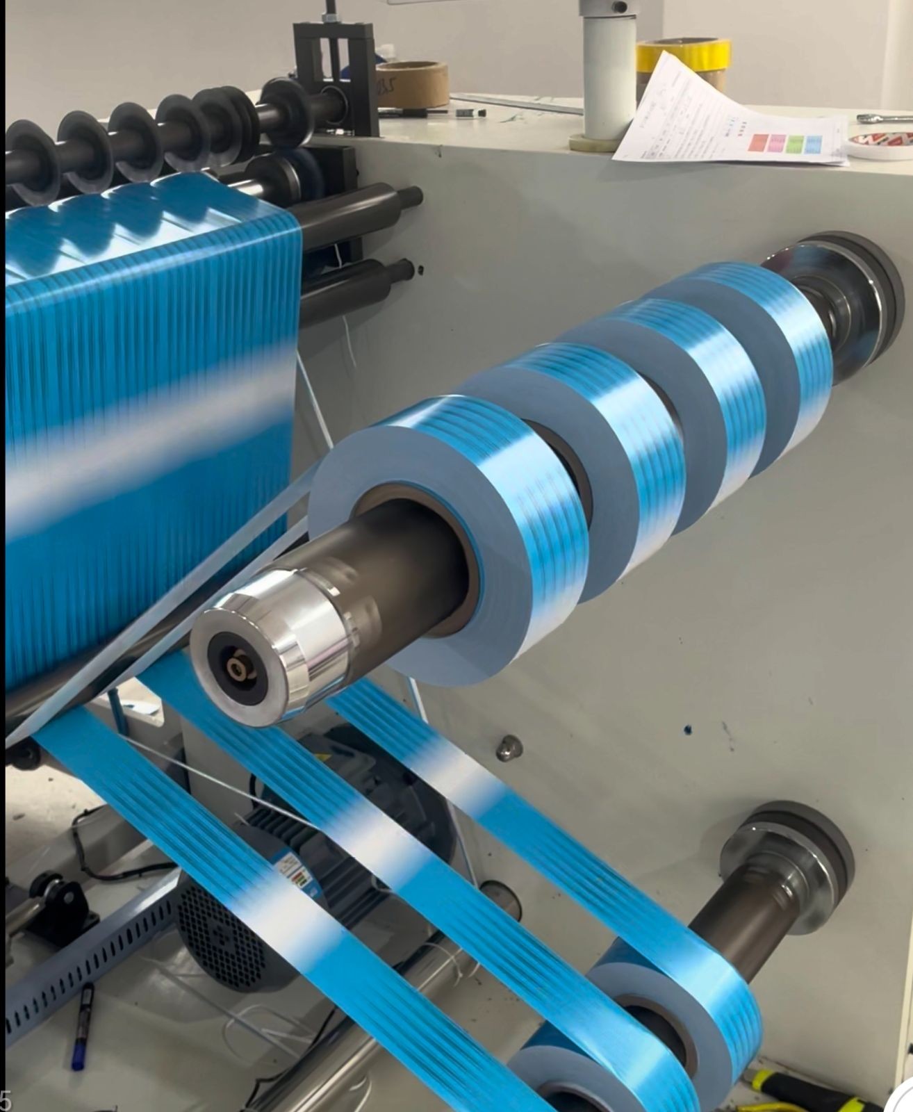 COTV全球直播-温州鑫铁机械有限公司专业生产全自动不干胶商标分切机、全自动不干胶分切机，切片机、检标机、纸罐内折机、纸罐裱衬机及圆盒机等系列包装机械产品，欢迎大家光临！