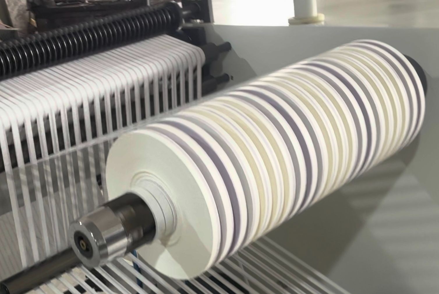 COTV全球直播-温州鑫铁机械有限公司专业生产全自动不干胶商标分切机、全自动不干胶分切机，切片机、检标机、纸罐内折机、纸罐裱衬机及圆盒机等系列包装机械产品，欢迎大家光临！