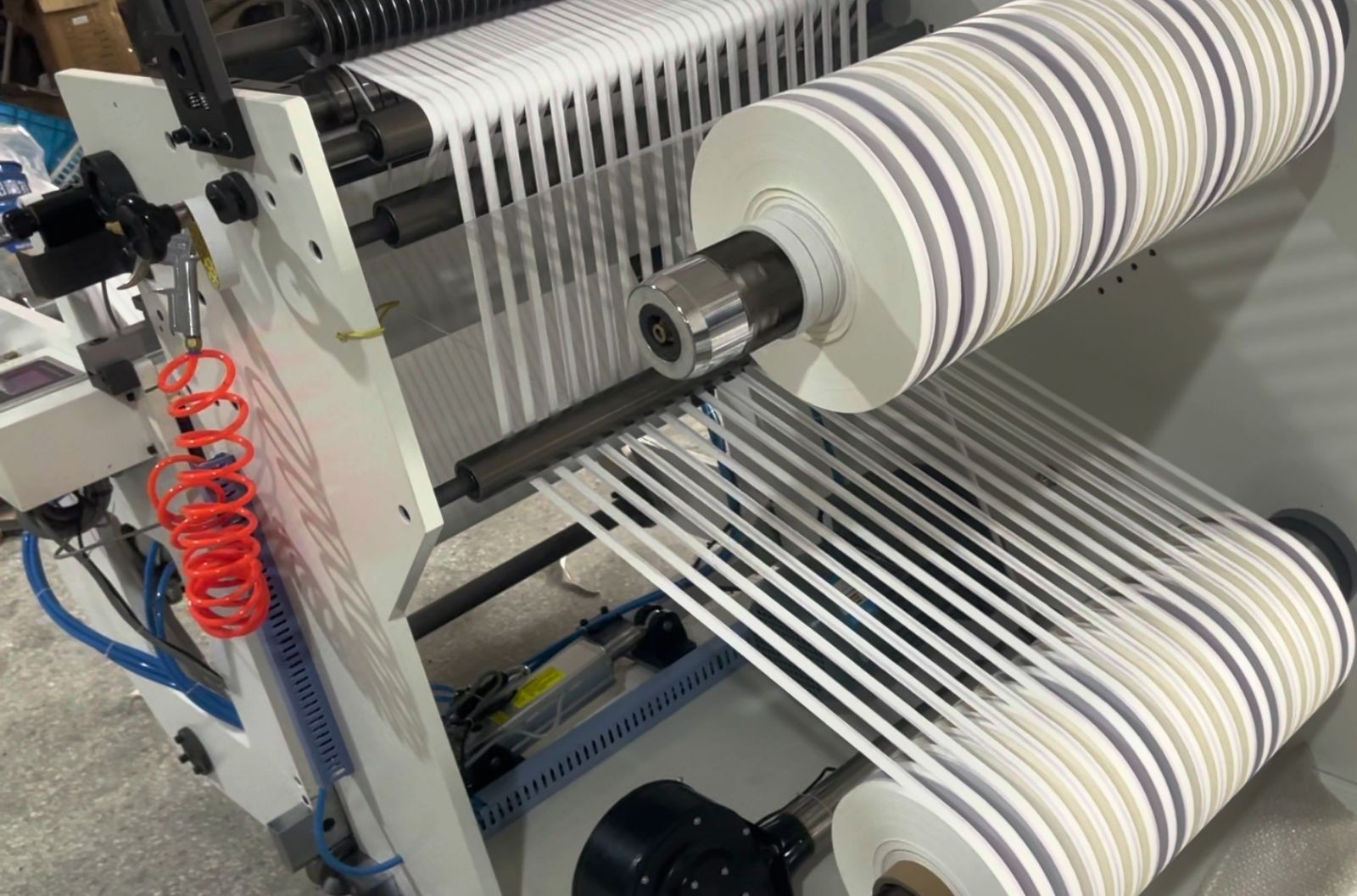 COTV全球直播-温州鑫铁机械有限公司专业生产全自动不干胶商标分切机、全自动不干胶分切机，切片机、检标机、纸罐内折机、纸罐裱衬机及圆盒机等系列包装机械产品，欢迎大家光临！