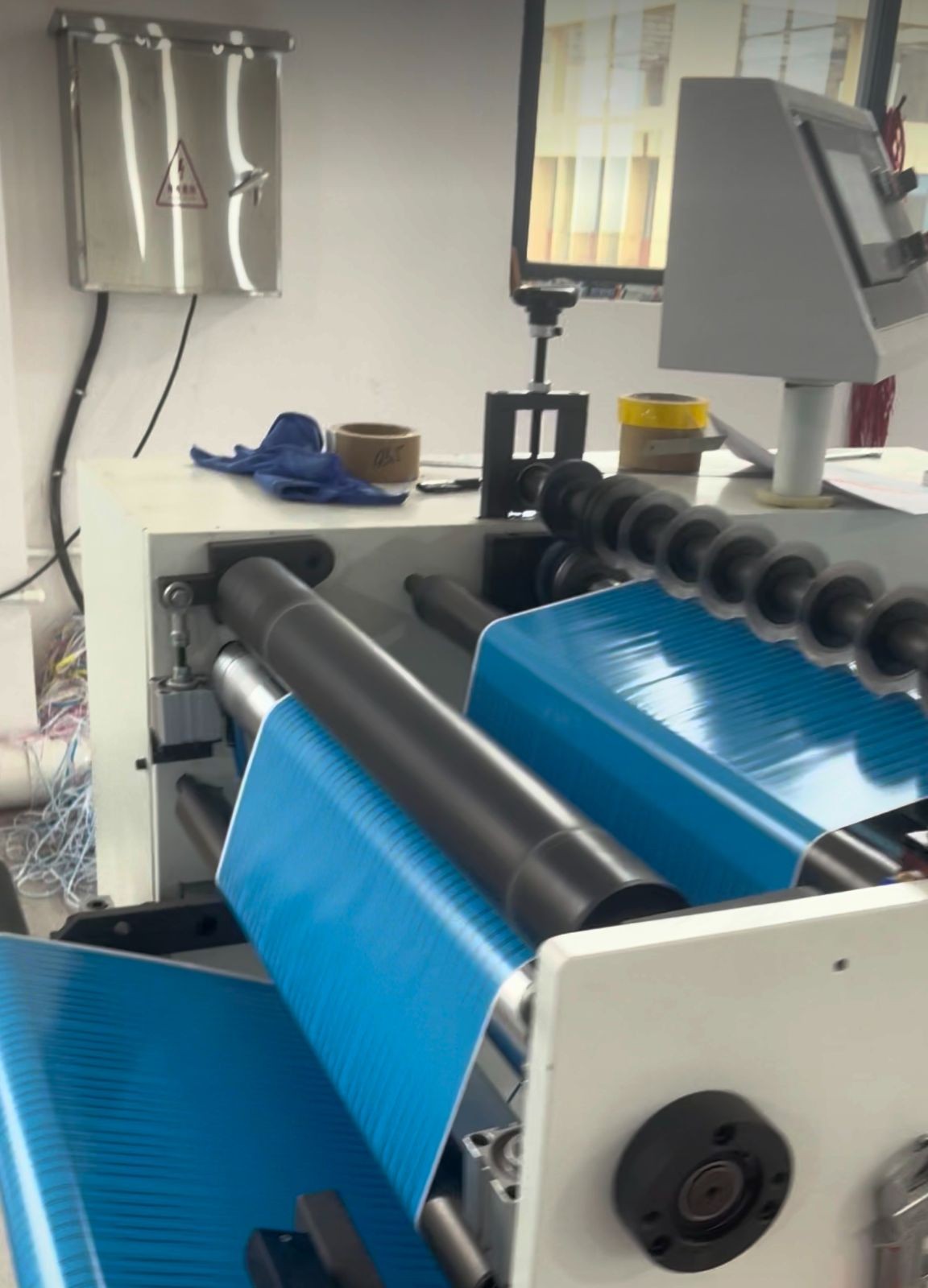 COTV全球直播-温州鑫铁机械有限公司专业生产全自动不干胶商标分切机、全自动不干胶分切机，切片机、检标机、纸罐内折机、纸罐裱衬机及圆盒机等系列包装机械产品，欢迎大家光临！