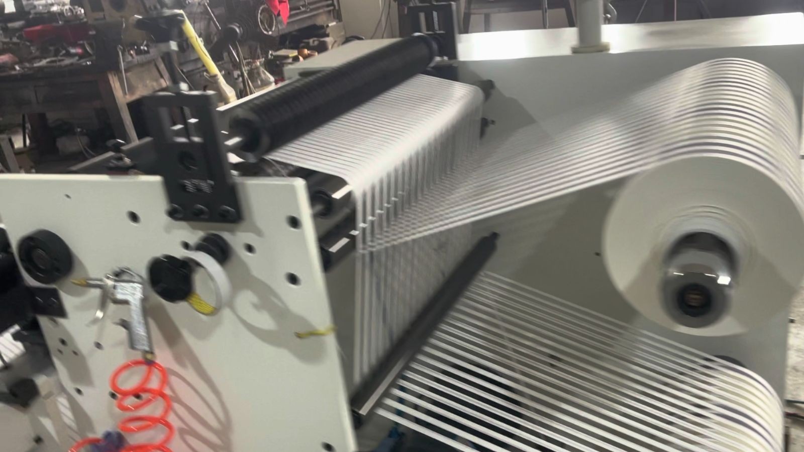 COTV全球直播-温州鑫铁机械有限公司专业生产全自动不干胶商标分切机、全自动不干胶分切机，切片机、检标机、纸罐内折机、纸罐裱衬机及圆盒机等系列包装机械产品，欢迎大家光临！