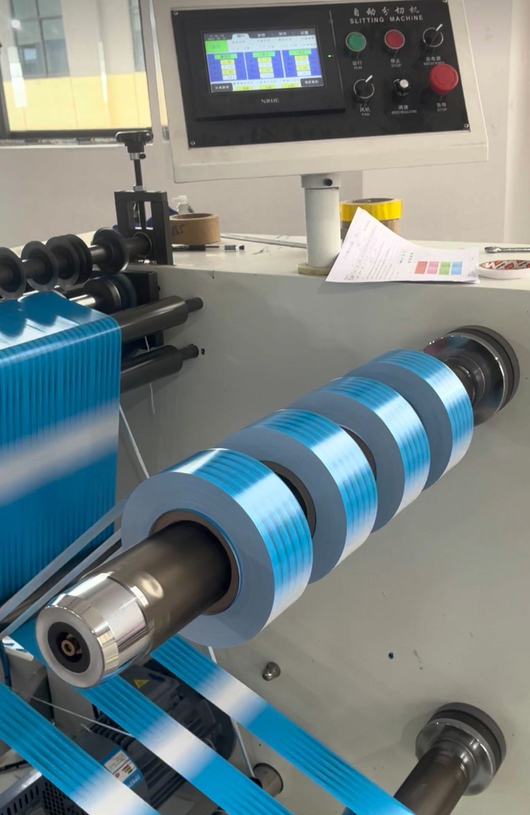 COTV全球直播-温州鑫铁机械有限公司专业生产全自动不干胶商标分切机、全自动不干胶分切机，切片机、检标机、纸罐内折机、纸罐裱衬机及圆盒机等系列包装机械产品，欢迎大家光临！