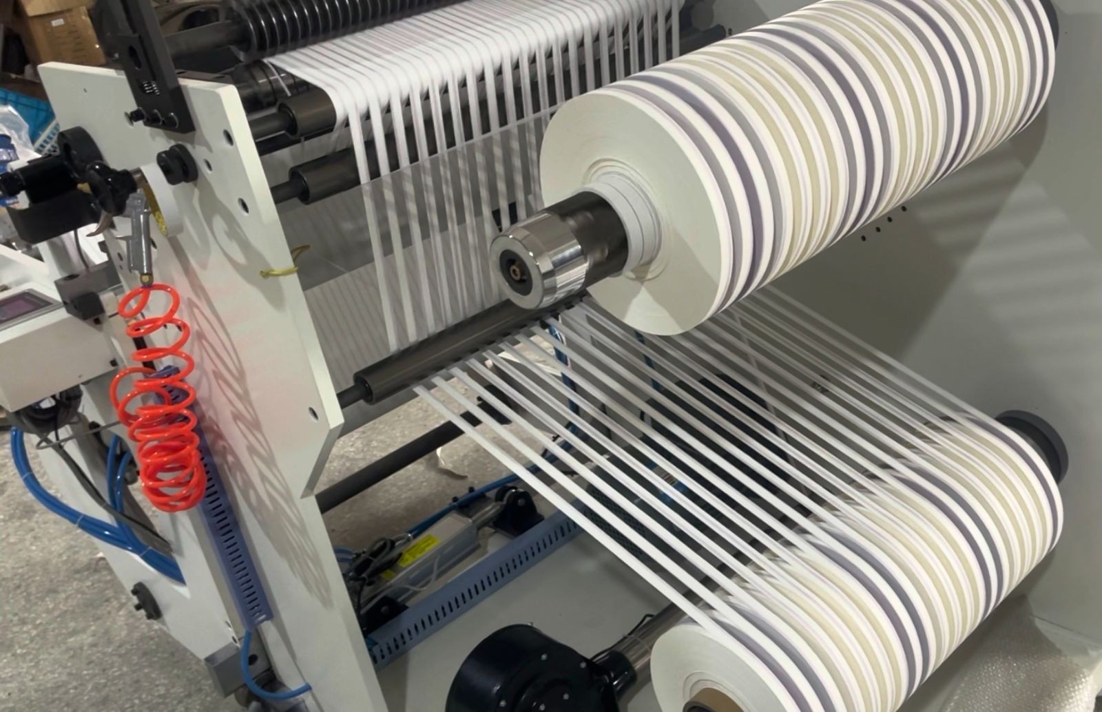 COTV全球直播-温州鑫铁机械有限公司专业生产全自动不干胶商标分切机、全自动不干胶分切机，切片机、检标机、纸罐内折机、纸罐裱衬机及圆盒机等系列包装机械产品，欢迎大家光临！