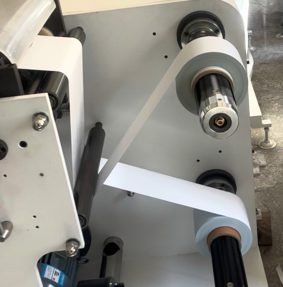 COTV全球直播-温州鑫铁机械有限公司专业生产全自动不干胶商标分切机、全自动不干胶分切机，切片机、检标机、纸罐内折机、纸罐裱衬机及圆盒机等系列包装机械产品，欢迎大家光临！