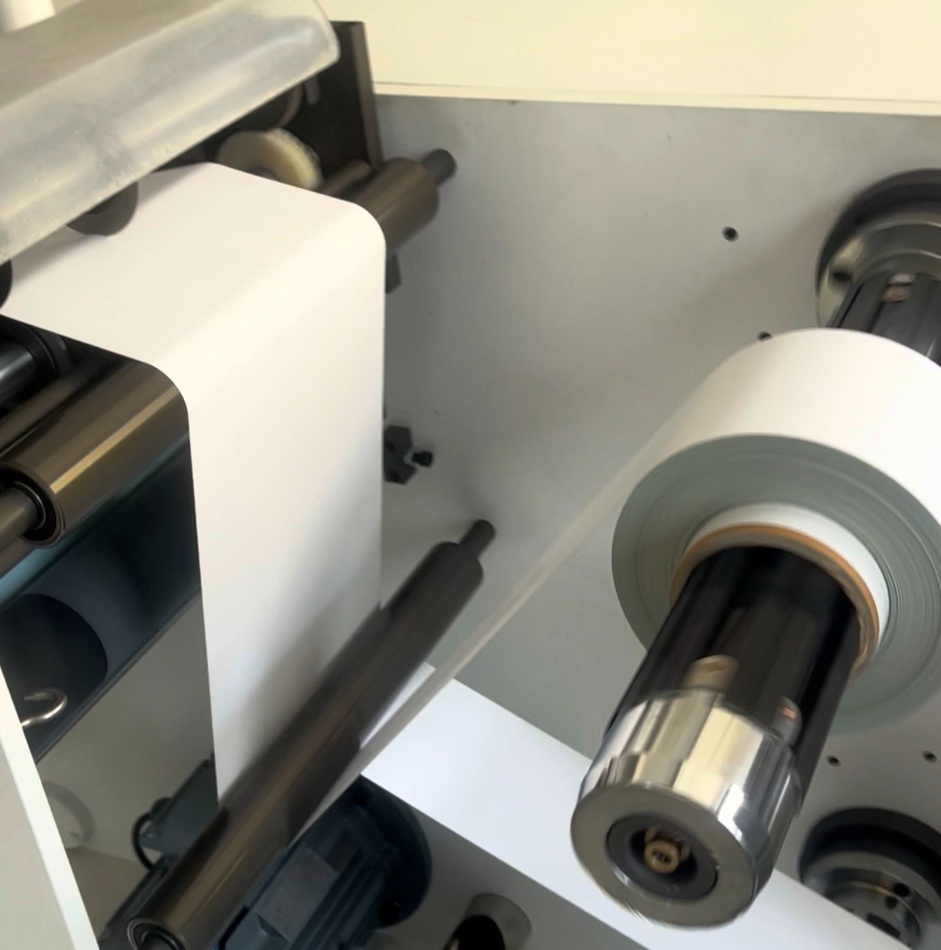 COTV全球直播-温州鑫铁机械有限公司专业生产全自动不干胶商标分切机、全自动不干胶分切机，切片机、检标机、纸罐内折机、纸罐裱衬机及圆盒机等系列包装机械产品，欢迎大家光临！