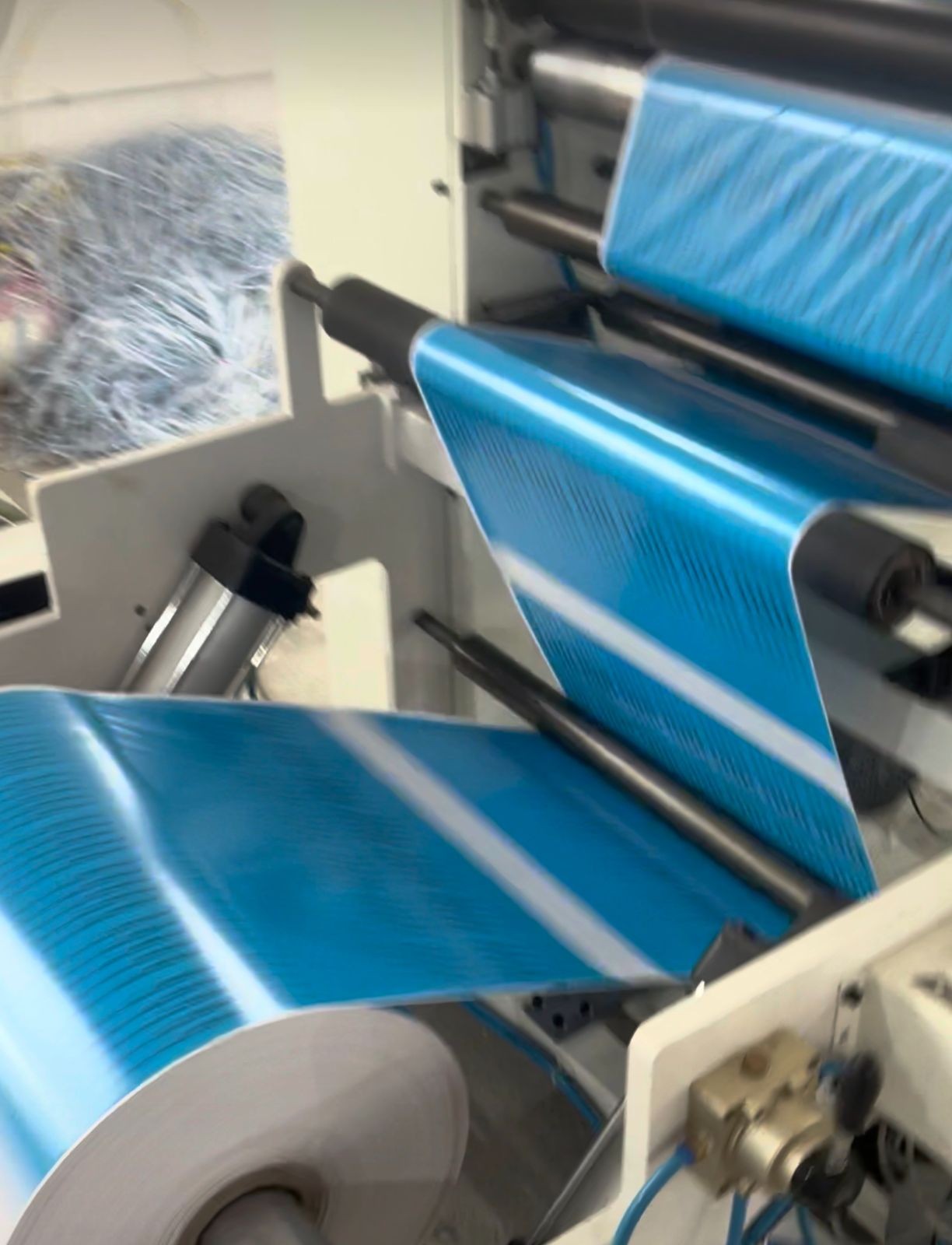 COTV全球直播-温州鑫铁机械有限公司专业生产全自动不干胶商标分切机、全自动不干胶分切机，切片机、检标机、纸罐内折机、纸罐裱衬机及圆盒机等系列包装机械产品，欢迎大家光临！