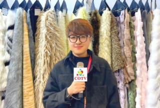 COTV全球直播-常熟市奥胜针纺有限公司专业生产：功能性珊瑚绒、法兰绒、牛奶绒、PV绒、仿兔毛、超柔绒、摇粒绒、颗粒绒、泰迪绒、舒棉绒等时尚女装毛绒面料产品，欢迎大家光临！