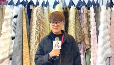 COTV全球直播-常熟市奥胜针纺有限公司专业生产：功能性珊瑚绒、法兰绒、牛奶绒、PV绒、仿兔毛、超柔绒、摇粒绒、颗粒绒、泰迪绒、舒棉绒等时尚女装毛绒面料产品，欢迎大家光临！