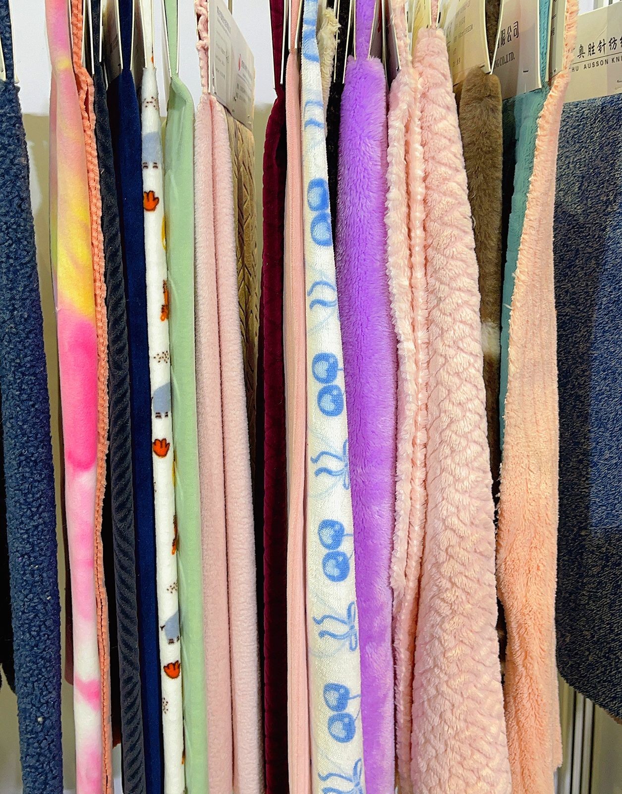 COTV全球直播-常熟市奥胜针纺有限公司专业生产:功能性珊瑚绒、法兰绒、牛奶绒、PV绒、仿兔毛、超柔绒、摇粒绒、颗粒绒、泰迪绒、舒棉绒等时尚女装毛绒面料产品,欢迎大家光临! COTV全球直播-常熟市奥胜针纺有限公司专业生产:功能性珊瑚绒、法兰绒、牛奶绒、PV绒、仿兔毛、超柔绒、摇粒绒、颗粒绒、泰迪绒、舒棉绒等时尚女装毛绒面料产品,欢迎大家光临!