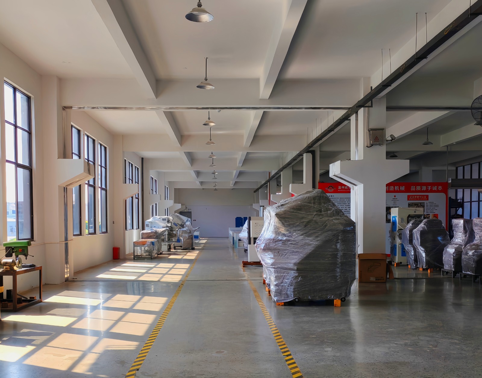 COTV全球直播-温州诚本机械有限公司、温州瑞乐轻工机械有限公司专业生产：自动上胶后帮机、新型围条压合机、自动后踵结帮机、多功能自动成型机、智能压合机、橡胶/塑料开放式炼胶机等设备，欢迎大家光临！