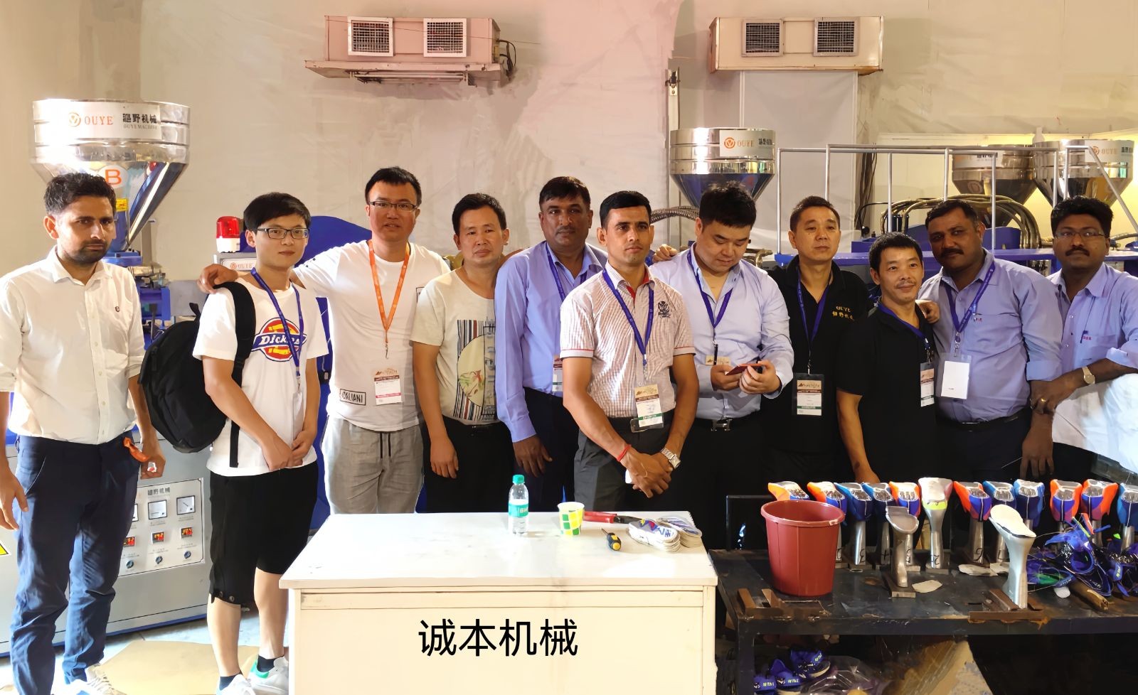 COTV全球直播-温州诚本机械有限公司、温州瑞乐轻工机械有限公司专业生产：自动上胶后帮机、新型围条压合机、自动后踵结帮机、多功能自动成型机、智能压合机、橡胶/塑料开放式炼胶机等设备，欢迎大家光临！