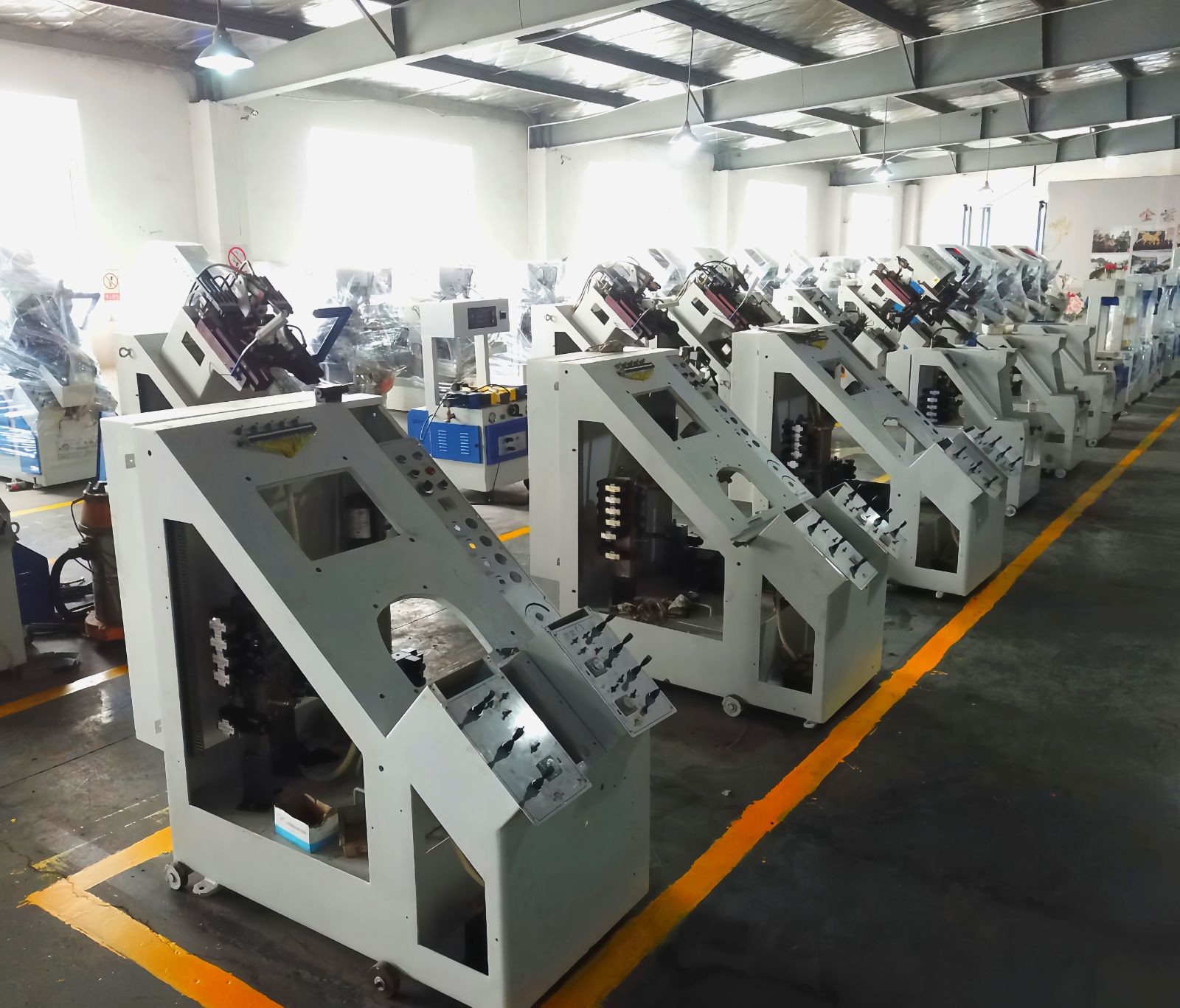 COTV全球直播-温州诚本机械有限公司、温州瑞乐轻工机械有限公司专业生产：自动上胶后帮机、新型围条压合机、自动后踵结帮机、多功能自动成型机、智能压合机、橡胶/塑料开放式炼胶机等设备，欢迎大家光临！