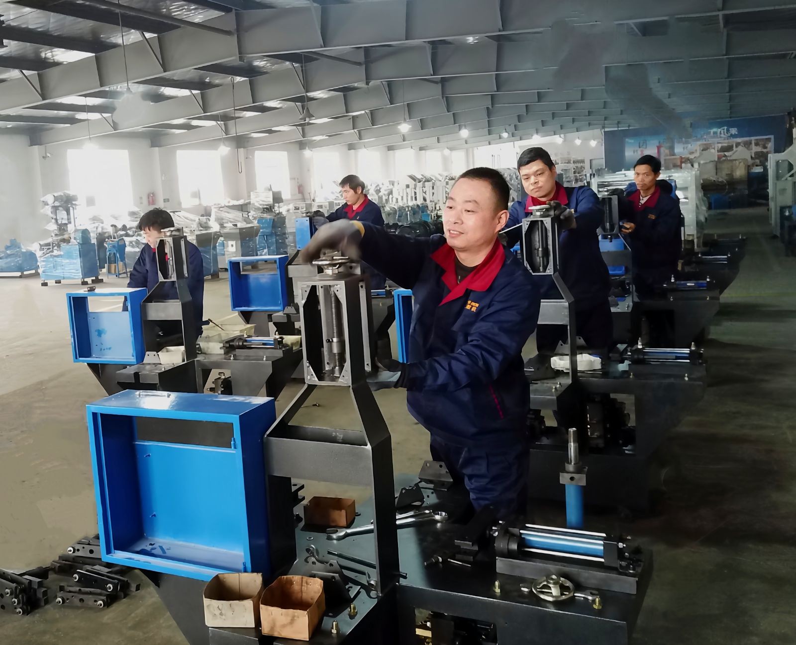 COTV全球直播-温州诚本机械有限公司、温州瑞乐轻工机械有限公司专业生产：自动上胶后帮机、新型围条压合机、自动后踵结帮机、多功能自动成型机、智能压合机、橡胶/塑料开放式炼胶机等设备，欢迎大家光临！