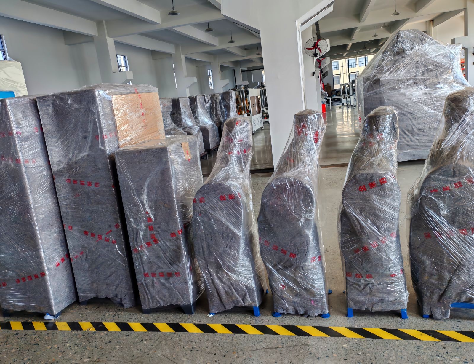 COTV全球直播-温州诚本机械有限公司、温州瑞乐轻工机械有限公司专业生产：自动上胶后帮机、新型围条压合机、自动后踵结帮机、多功能自动成型机、智能压合机、橡胶/塑料开放式炼胶机等设备，欢迎大家光临！