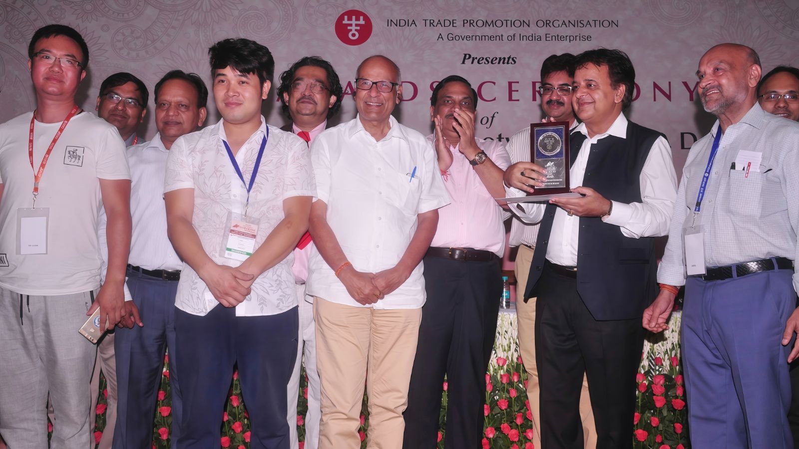 COTV全球直播-温州诚本机械有限公司、温州瑞乐轻工机械有限公司专业生产：自动上胶后帮机、新型围条压合机、自动后踵结帮机、多功能自动成型机、智能压合机、橡胶/塑料开放式炼胶机等设备，欢迎大家光临！