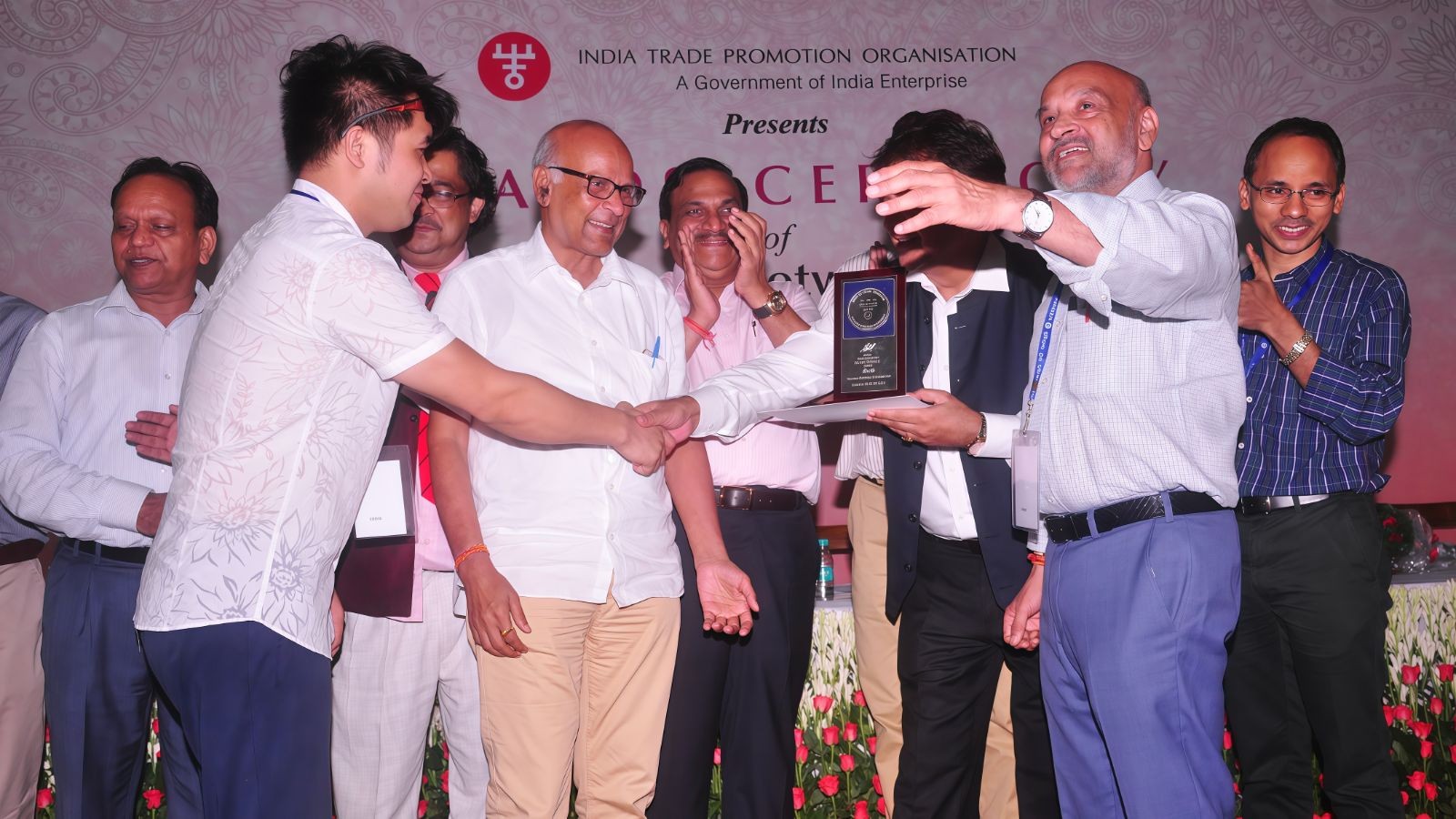 COTV全球直播-温州诚本机械有限公司、温州瑞乐轻工机械有限公司专业生产：自动上胶后帮机、新型围条压合机、自动后踵结帮机、多功能自动成型机、智能压合机、橡胶/塑料开放式炼胶机等设备，欢迎大家光临！