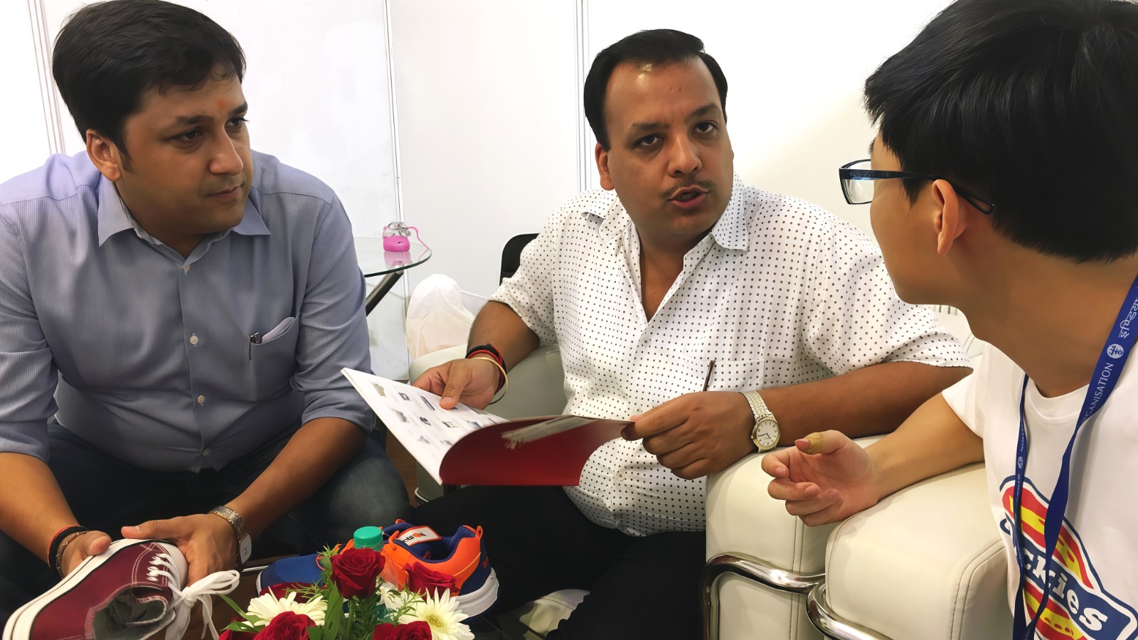 COTV全球直播-温州诚本机械有限公司、温州瑞乐轻工机械有限公司专业生产：自动上胶后帮机、新型围条压合机、自动后踵结帮机、多功能自动成型机、智能压合机、橡胶/塑料开放式炼胶机等设备，欢迎大家光临！