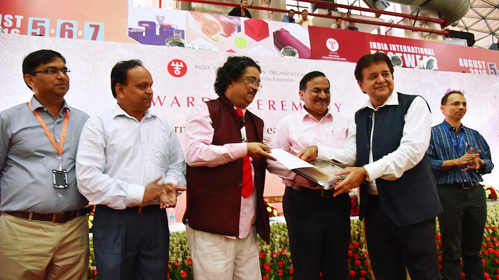 COTV全球直播-温州诚本机械有限公司、温州瑞乐轻工机械有限公司专业生产：自动上胶后帮机、新型围条压合机、自动后踵结帮机、多功能自动成型机、智能压合机、橡胶/塑料开放式炼胶机等设备，欢迎大家光临！