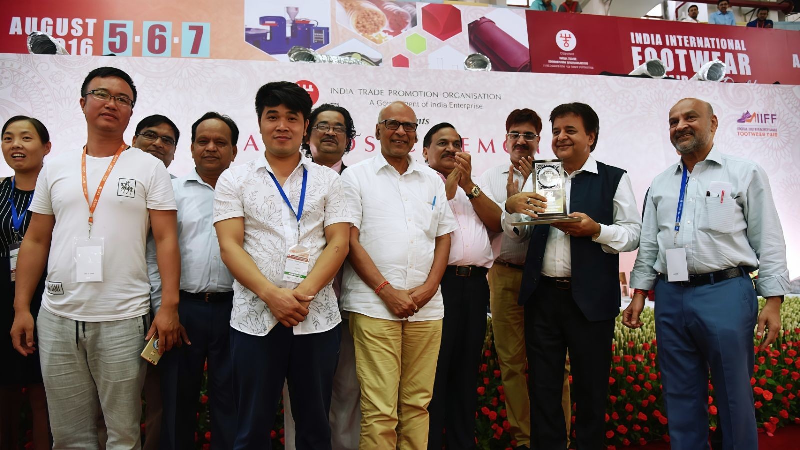 COTV全球直播-温州诚本机械有限公司、温州瑞乐轻工机械有限公司专业生产：自动上胶后帮机、新型围条压合机、自动后踵结帮机、多功能自动成型机、智能压合机、橡胶/塑料开放式炼胶机等设备，欢迎大家光临！