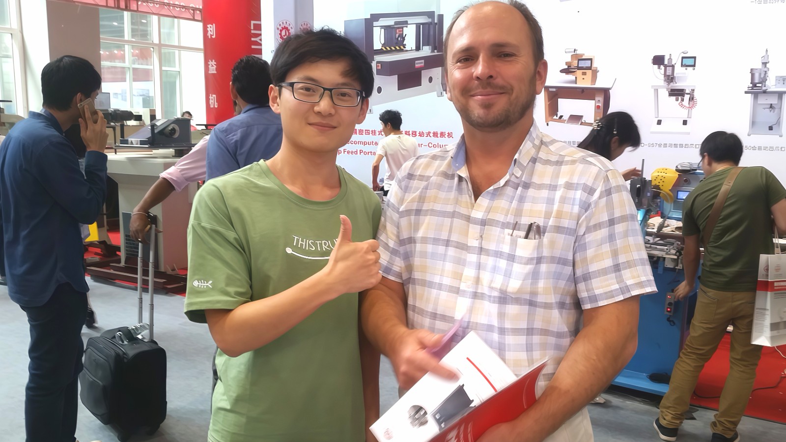 COTV全球直播-温州诚本机械有限公司、温州瑞乐轻工机械有限公司专业生产：自动上胶后帮机、新型围条压合机、自动后踵结帮机、多功能自动成型机、智能压合机、橡胶/塑料开放式炼胶机等设备，欢迎大家光临！