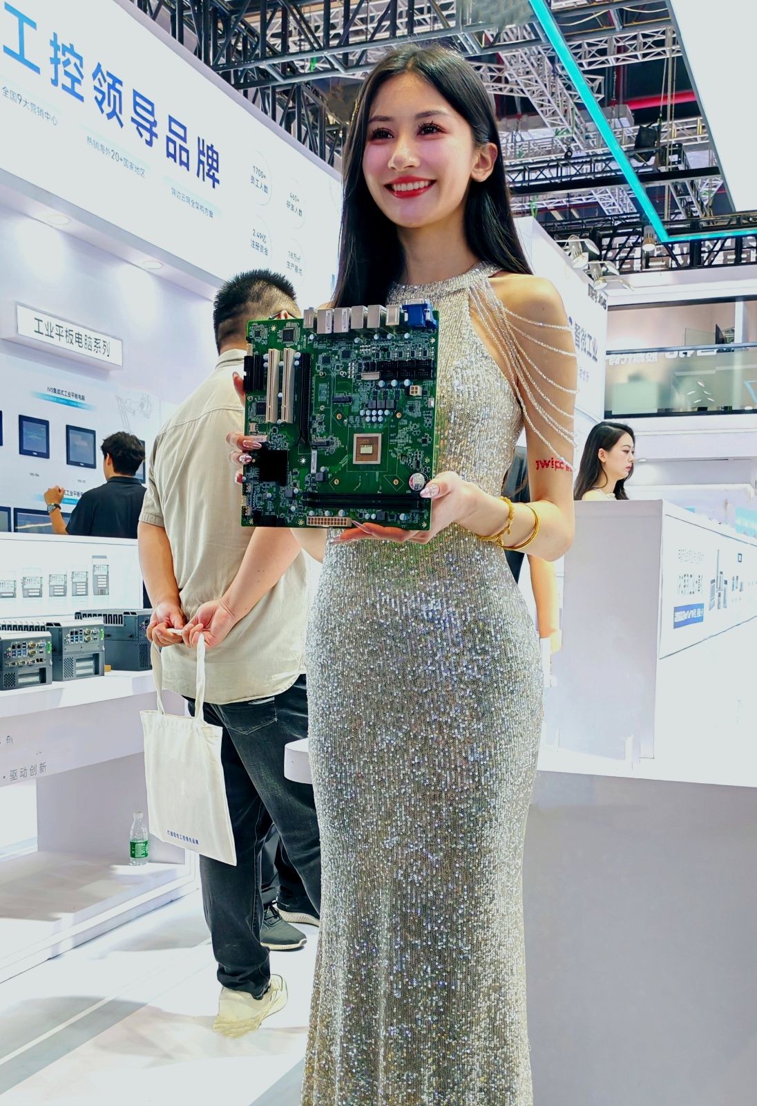 COTV全球直播-上海唐情文化传媒有限公司专业从事文化艺术交流活动的策划、公关、礼仪、模特及演出的经纪和文化艺术策划;销售“品汁鲜果”品牌橙子,源自高山,阳光充足;橙甜度高,品质细嫩,欢迎大家光临! COTV全球直播-上海唐情文化传媒有限公司专业从事文化艺术交流活动的策划、公关、礼仪、模特及演出的经纪和文化艺术策划;销售“品汁鲜果”品牌橙子,源自高山,阳光充足;橙甜度高,品质细嫩,欢迎大家光临!