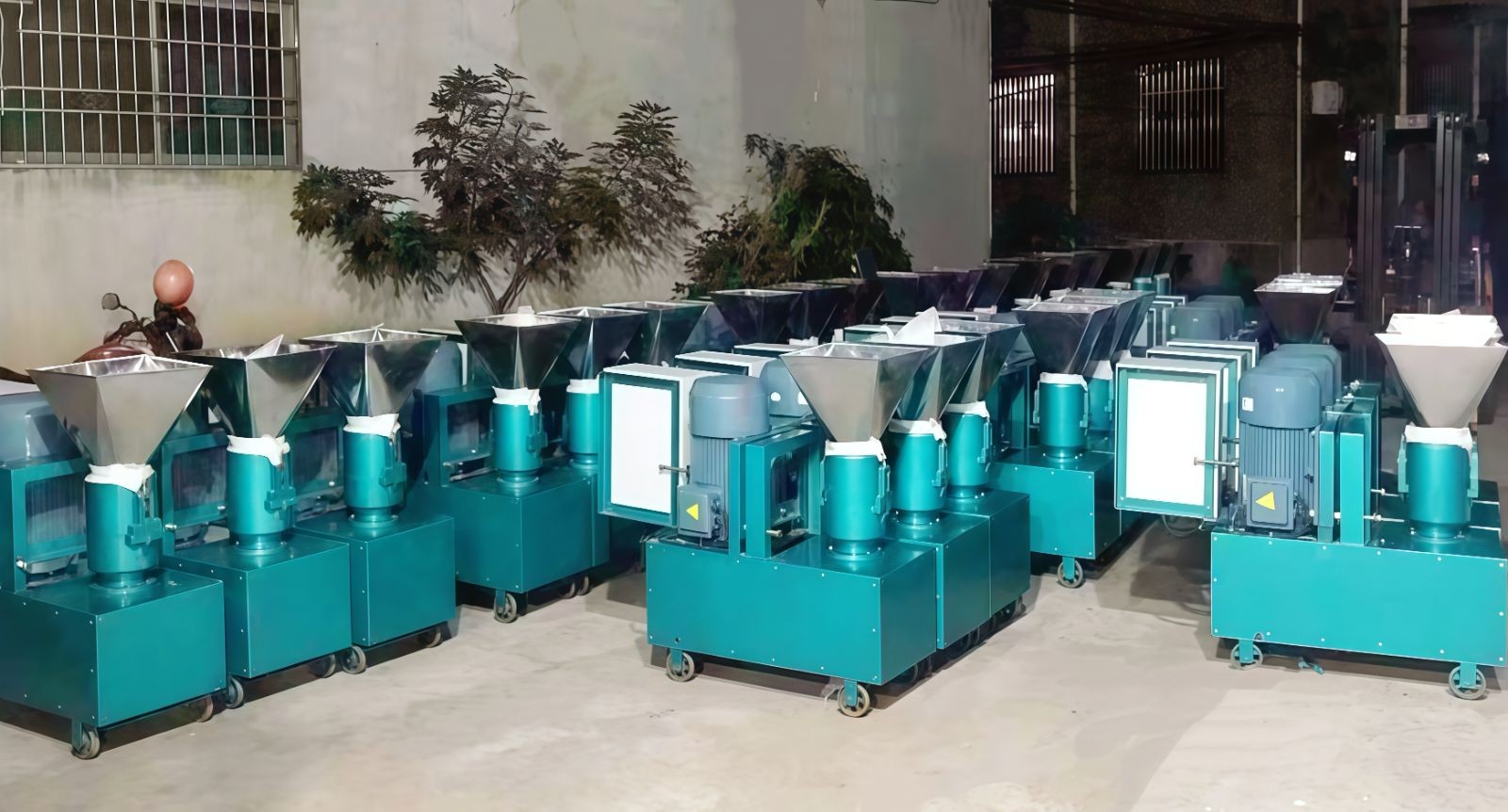 COTV全球直播-嵊州市金塔通用机械有限公司生产50公斤、100公斤、250公斤、350公斤、600公斤、1000公斤、2500公斤的饲料机械，及搅拌机、冷却机、铡草机、粉碎机、上料机，欢迎大家光临！