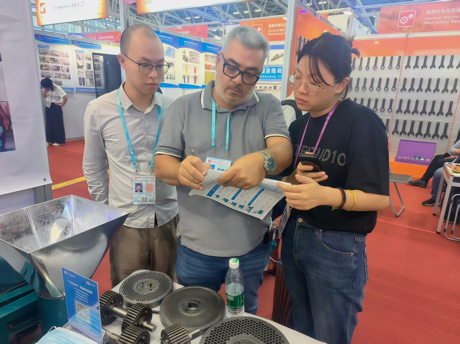 COTV全球直播-嵊州市金塔通用机械有限公司生产50公斤、100公斤、250公斤、350公斤、600公斤、1000公斤、2500公斤的饲料机械，及搅拌机、冷却机、铡草机、粉碎机、上料机，欢迎大家光临！