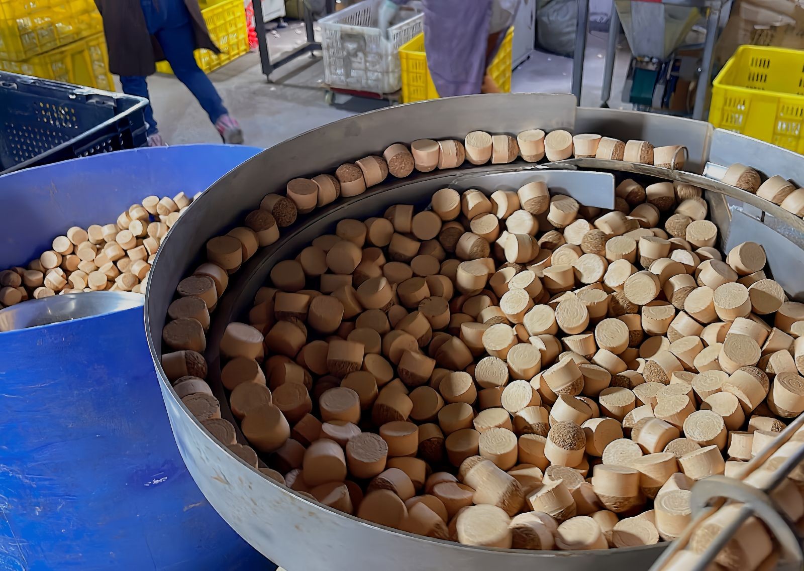 COTV全球直播-江山市中超软木制品厂专业生产台纤软木复合羽毛球头及各种羽毛球头配套材料，本厂具备研发和完善的产业链，产品应用于塑料、尼龙、天然羽绒球、人造羽毛球等，欢迎大家光临！