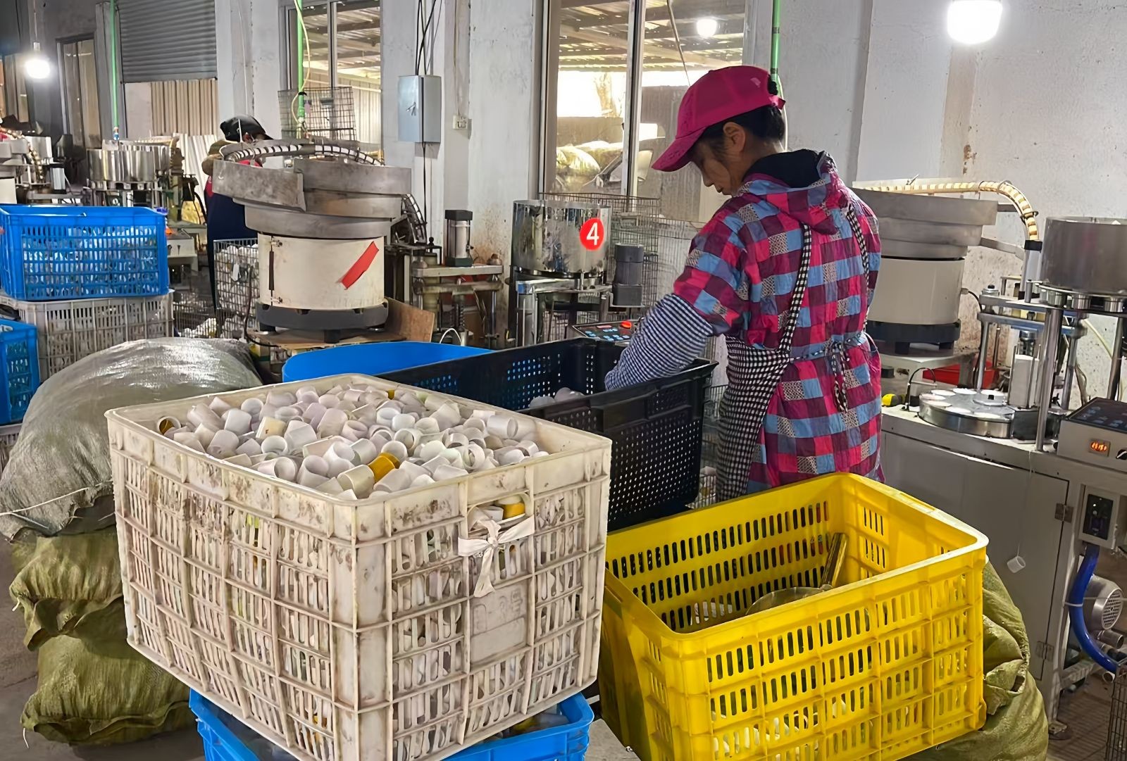 COTV全球直播-江山市中超软木制品厂专业生产台纤软木复合羽毛球头及各种羽毛球头配套材料，本厂具备研发和完善的产业链，产品应用于塑料、尼龙、天然羽绒球、人造羽毛球等，欢迎大家光临！