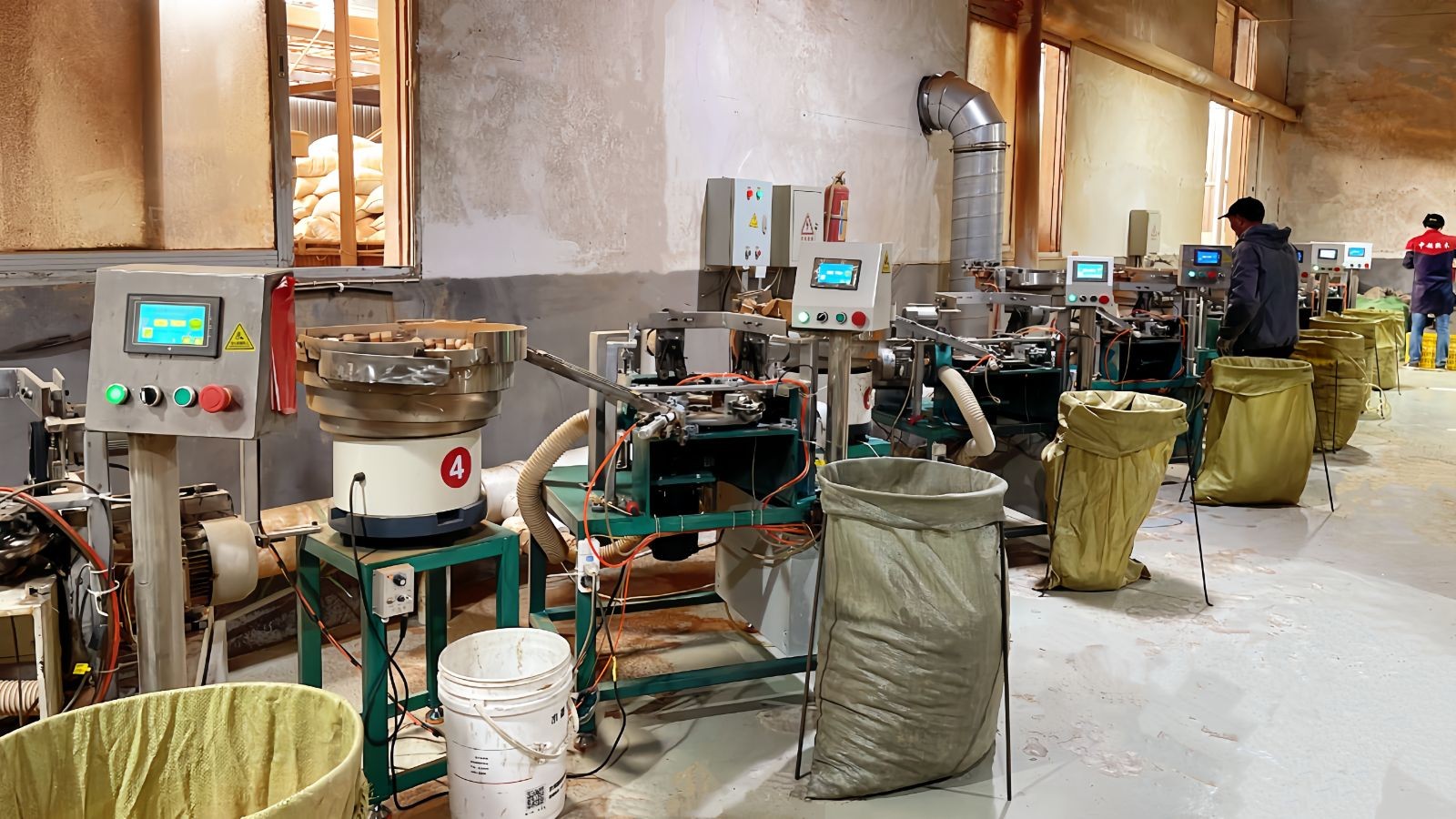 COTV全球直播-江山市中超软木制品厂专业生产台纤软木复合羽毛球头及各种羽毛球头配套材料，本厂具备研发和完善的产业链，产品应用于塑料、尼龙、天然羽绒球、人造羽毛球等，欢迎大家光临！