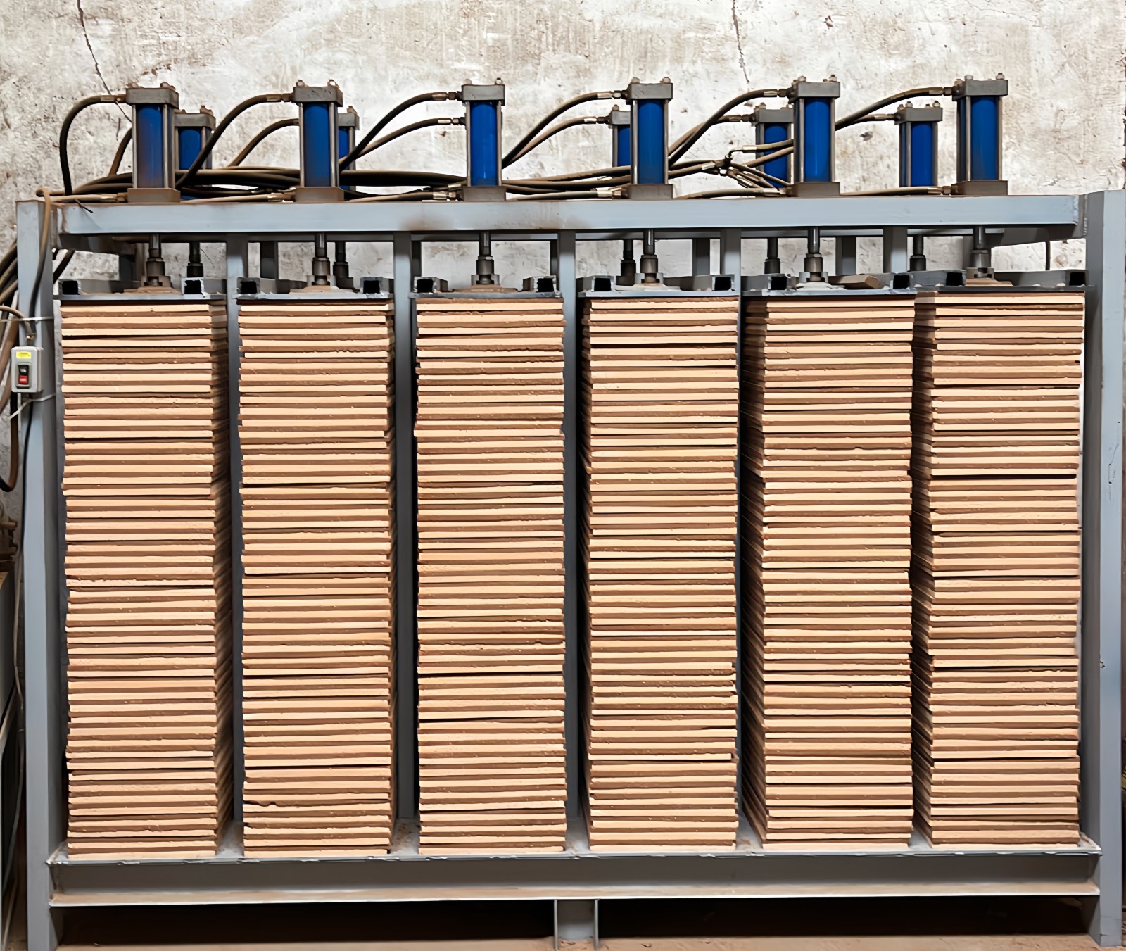 COTV全球直播-江山市中超软木制品厂专业生产台纤软木复合羽毛球头及各种羽毛球头配套材料，本厂具备研发和完善的产业链，产品应用于塑料、尼龙、天然羽绒球、人造羽毛球等，欢迎大家光临！