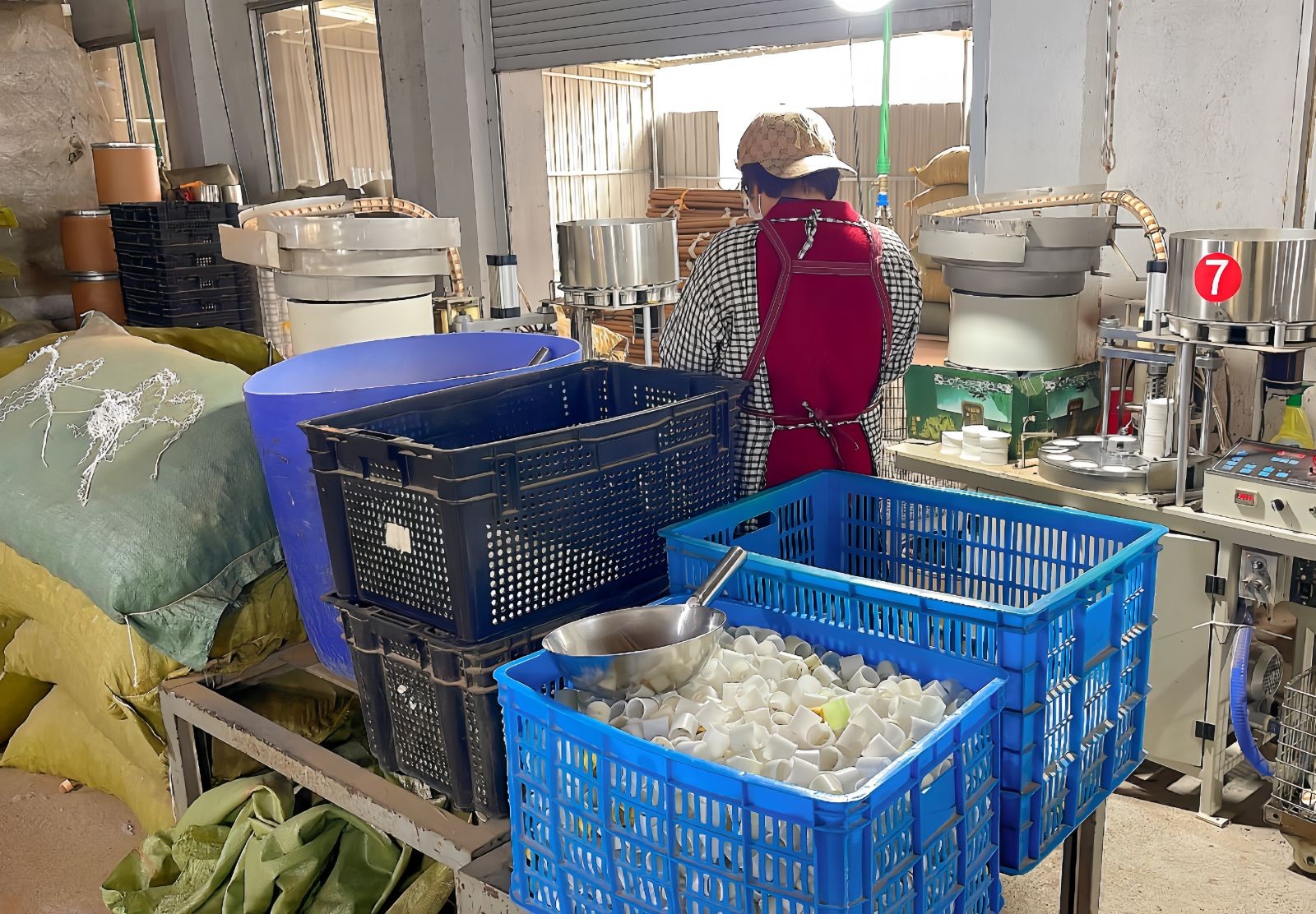 COTV全球直播-江山市中超软木制品厂专业生产台纤软木复合羽毛球头及各种羽毛球头配套材料，本厂具备研发和完善的产业链，产品应用于塑料、尼龙、天然羽绒球、人造羽毛球等，欢迎大家光临！