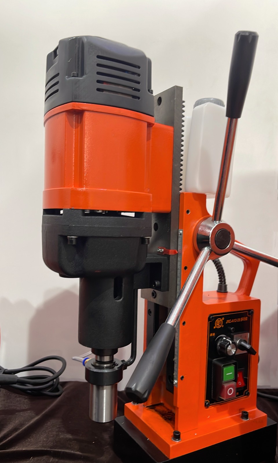 COTV全球直播：扬州捷利得电动工具有限公司专业生产：“神牛”SN系列轻便多功能钻机、J1C系列磁座麻花钻机、管道钻机、调速磁座钻机、J3S系列磁座攻丝机、J1C系列取芯钻机等电动工具，欢迎大家光临！