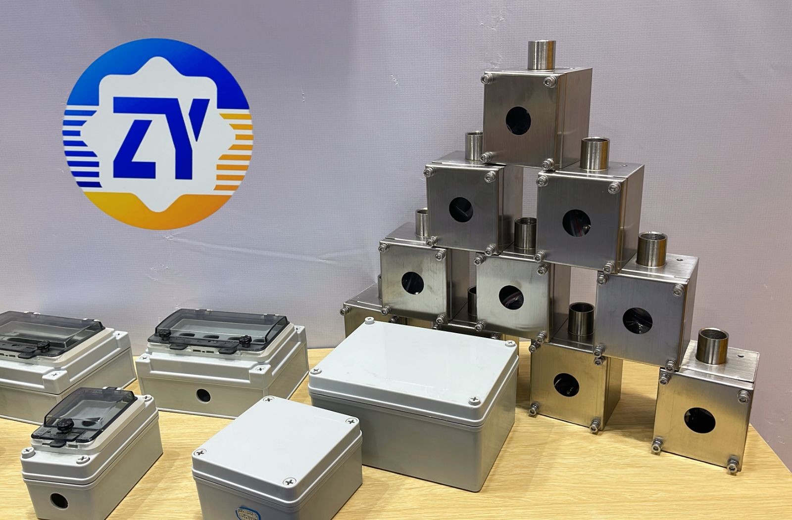 COTV全球直播:浙江正毅电气有限公司专业生产:不锈钢按钮盒、增安按钮盒、86型接线盒、端子盒等电气产品,联系电话:0086-15858553162,总经理郑成方欢迎大家光临! COTV全球直播:浙江正毅电气有限公司专业生产:不锈钢按钮盒、增安按钮盒、86型接线盒、端子盒等电气产品,联系电话:0086-15858553162,总经理郑成方欢迎大家光临!