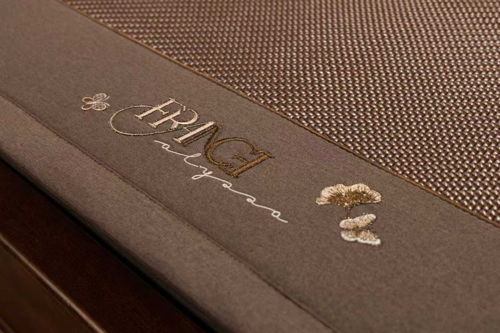 COTV全球直播-安吉柏宇家居科技有限公司专业生产：PE凉感滕席夏季睡眠产品，设计创新、匠心制造、款式多样，现货供应并承接来样定制及内外贸订单业务，深得客户口碑，欢迎大家光临！