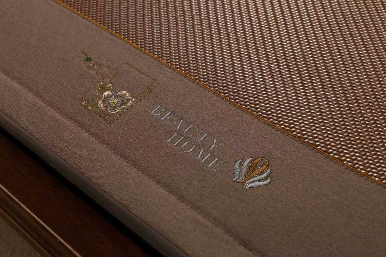 COTV全球直播-安吉柏宇家居科技有限公司专业生产：PE凉感滕席夏季睡眠产品，设计创新、匠心制造、款式多样，现货供应并承接来样定制及内外贸订单业务，深得客户口碑，欢迎大家光临！